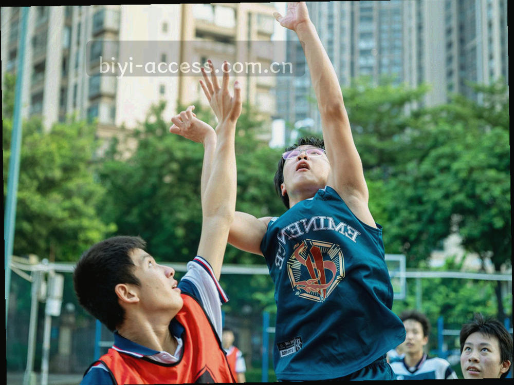 战术板上排列的阵容标记与橙色高亮连线